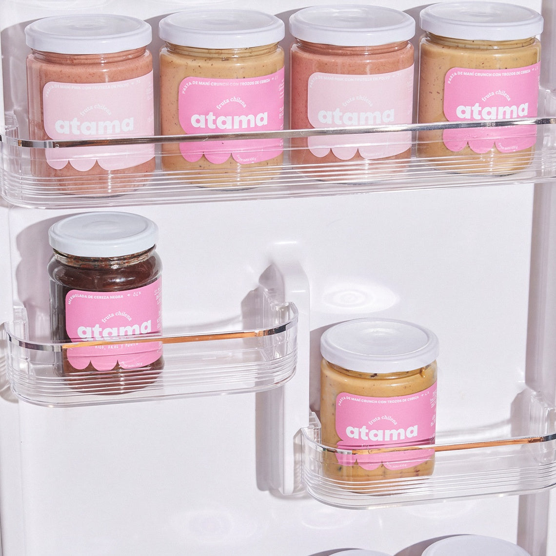 Frascos de mantequilla de maní y mermelada de cereza Atama en la puerta del refrigerador