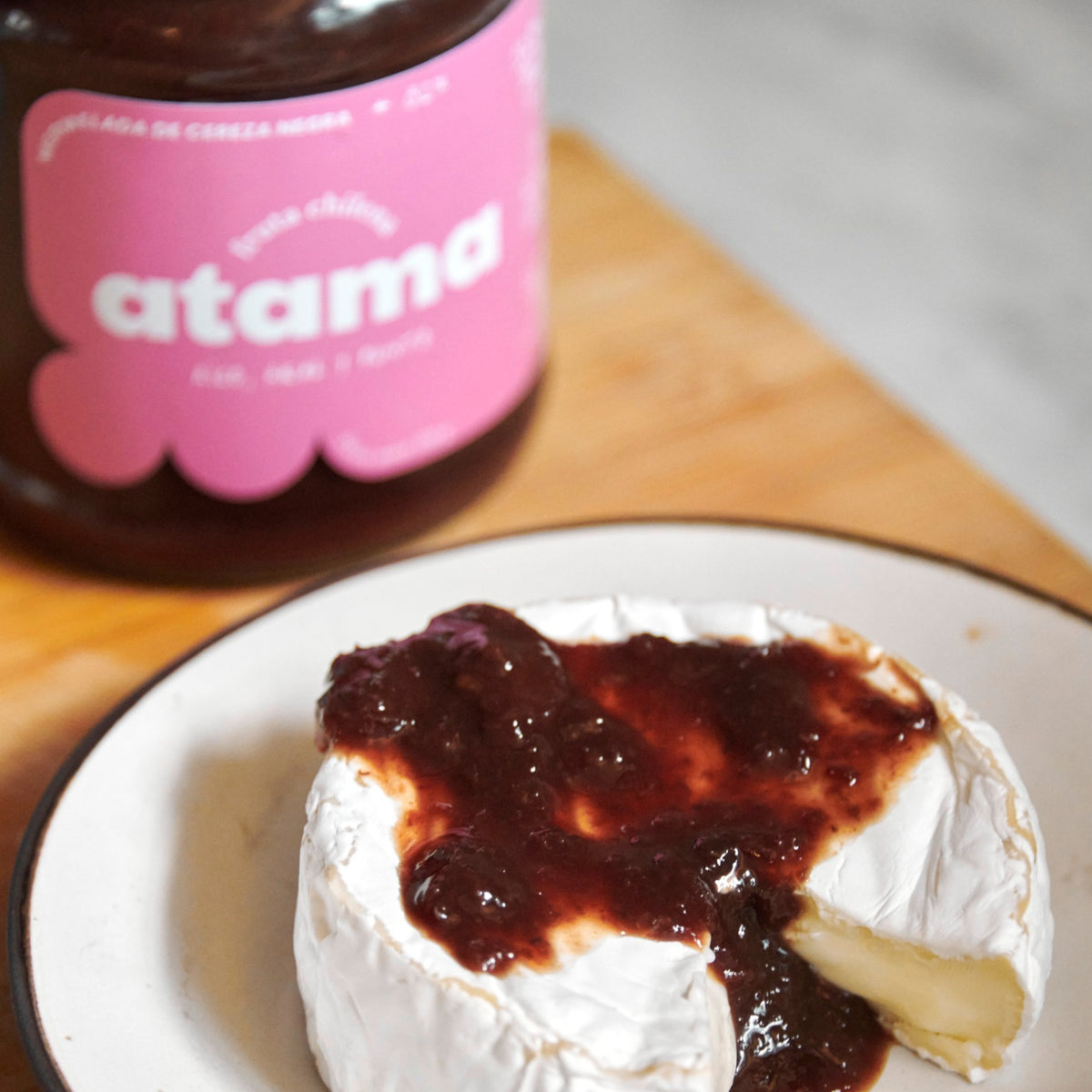 Queso camembert con mermelada de cereza negra sin azúcar añadida Atama
